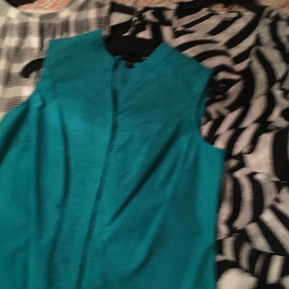 CLOSET CLOSING DEAL‼️ 6 TOPS + 2 Bonus! - Picture 6 of 9